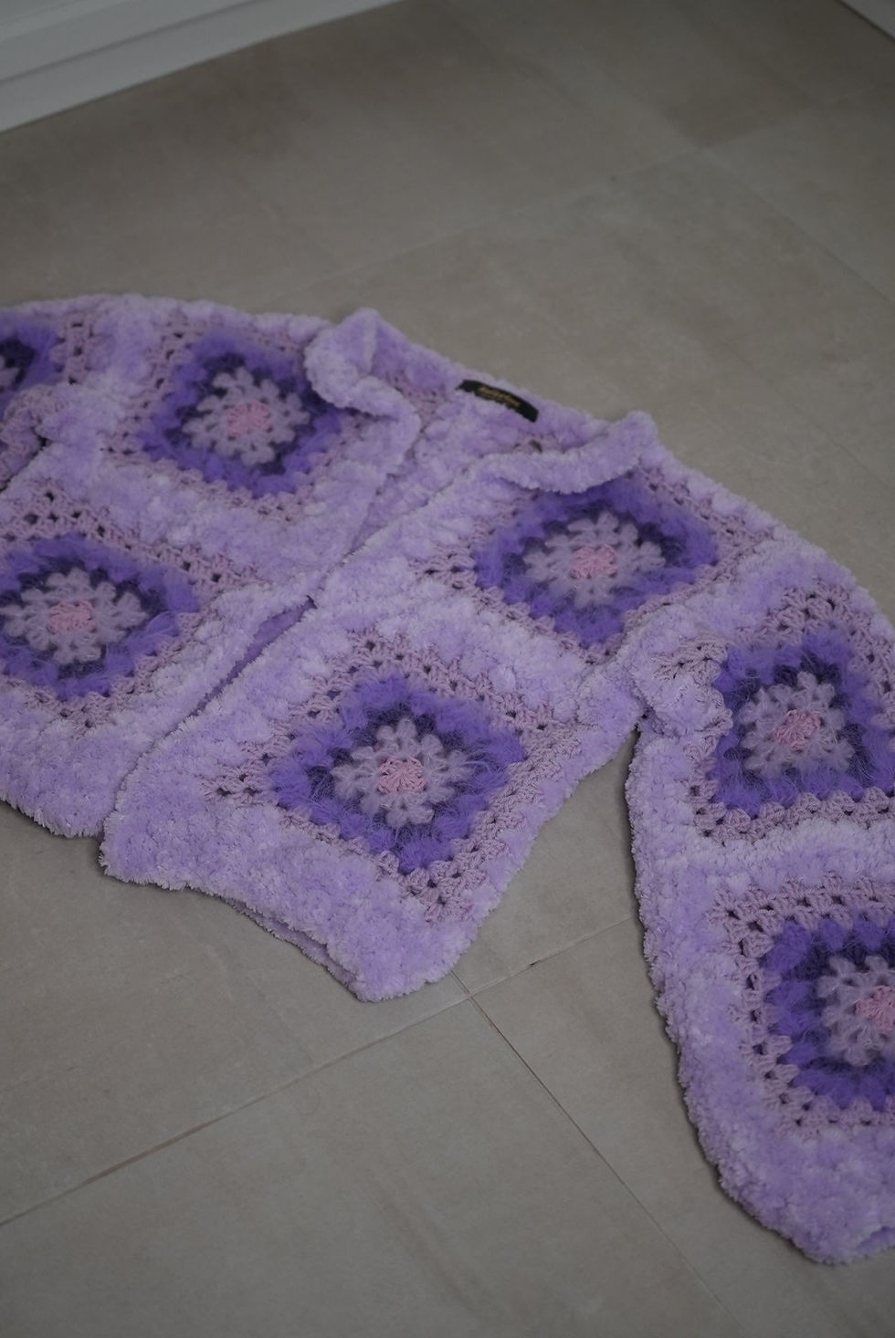 The Nuvé Cardigan Lavender displayed flat on the floow Hallestam Design