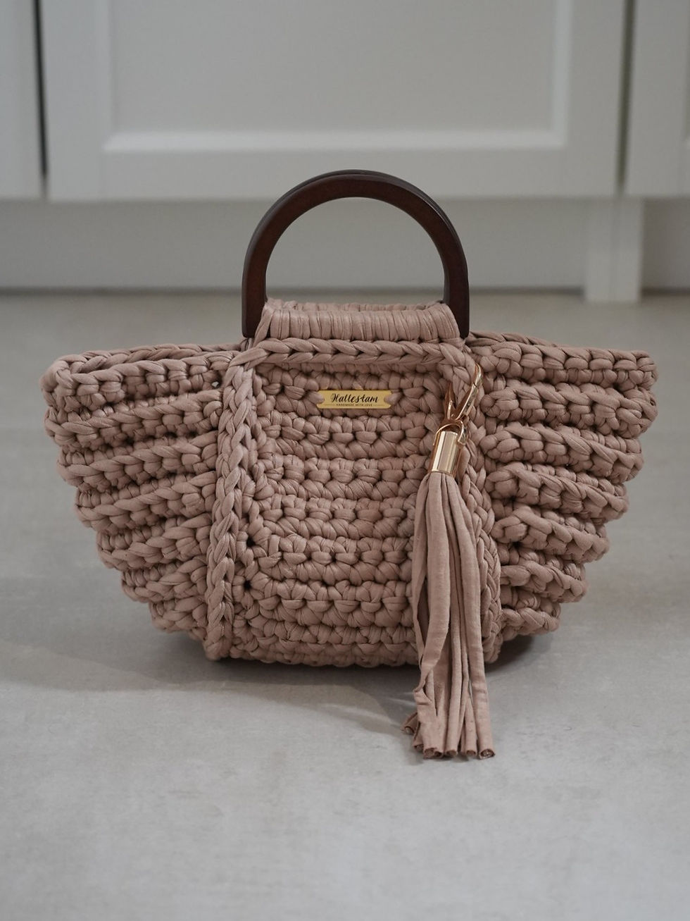 Solea Beige handcrafted crochet bag by Hallestam Design made with trapillo yarn and dark brown D-shaped wooden handles.