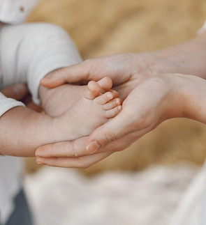 genitori-con-figlia-famiglia-in-un-campo-ragazza-appena-nata-donna-in-abito-bianco_1157-39