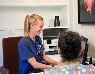 travail à 4 mains dans un cabinet dentaire moderne et esthétique 