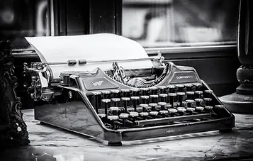 typewriter-3711589_1280.webp