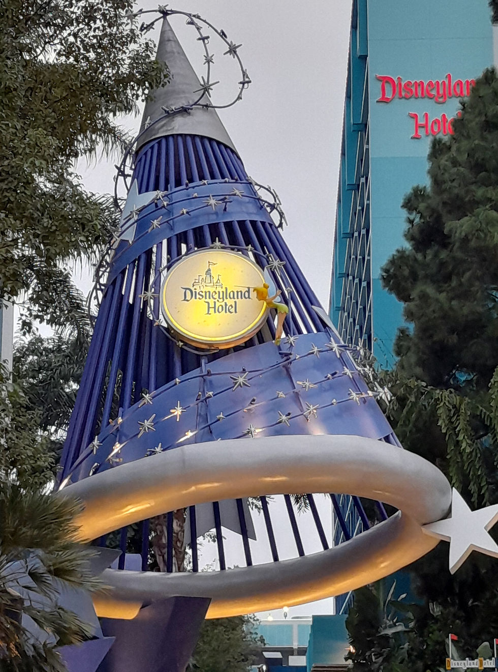 La emblemática entrada de Disneyland Hotel ubicada en Disney Downtown en Anaheim California