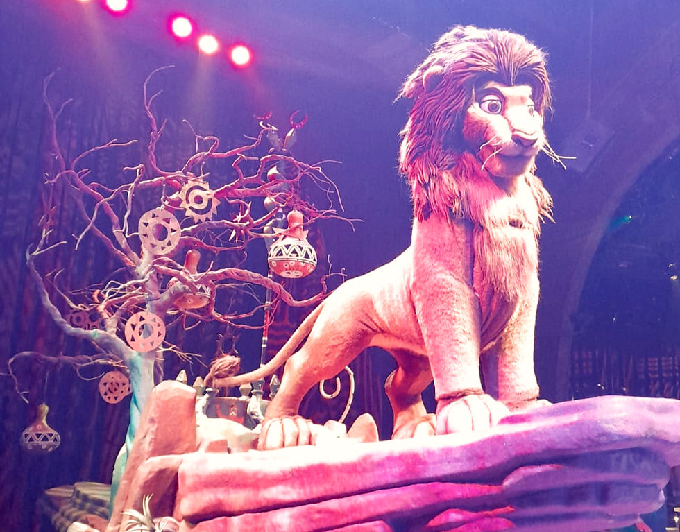 Marioneta de Simba en el espectáculo del Festival del Rey León