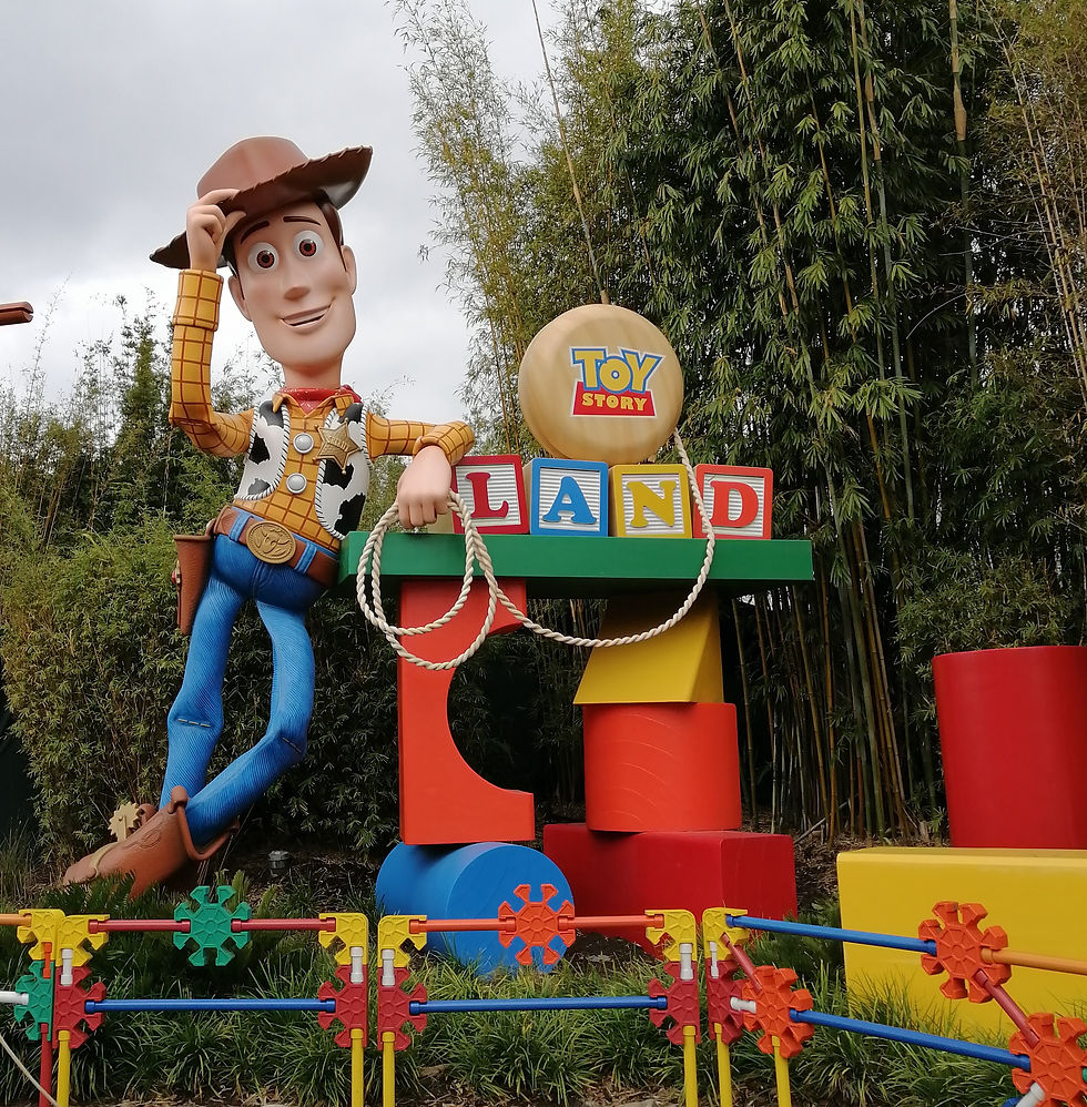 Woody en la entrada de Toy Story Land