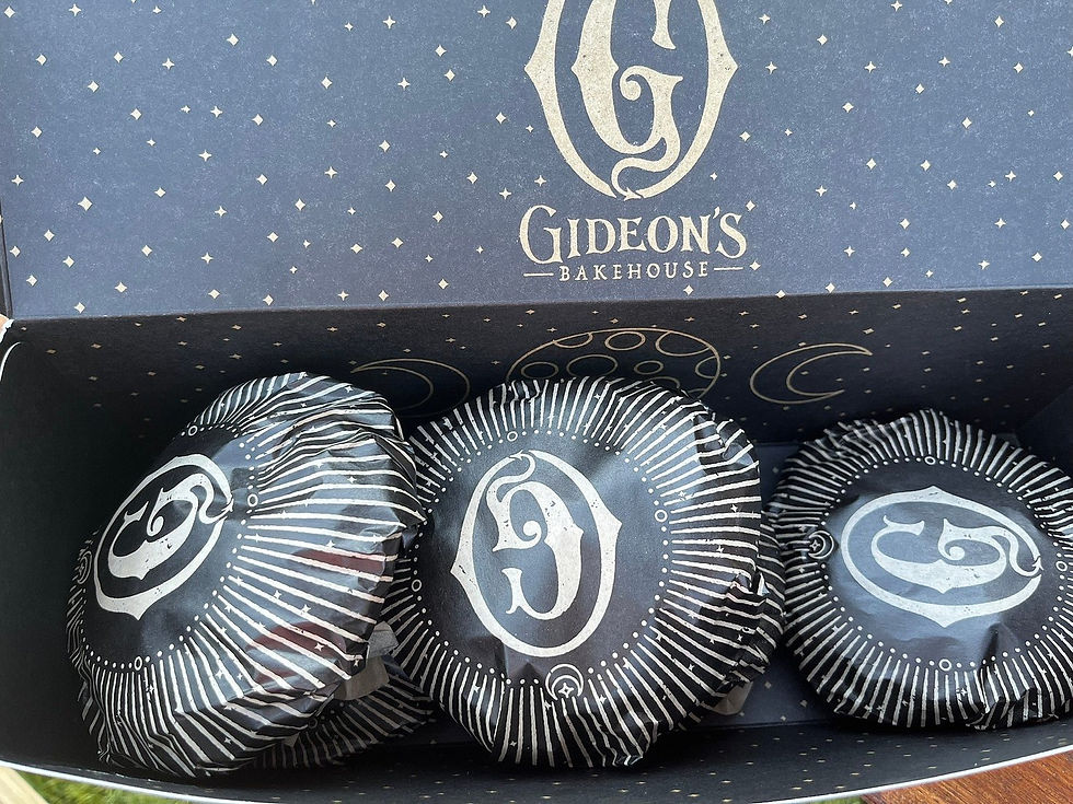 Caja de Gideon's Bakehouse con tres galletas