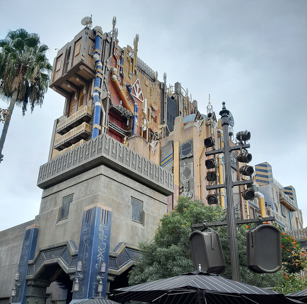 Increíble vista de la torre de Guardianes de la Galaxia en Avengers Campus