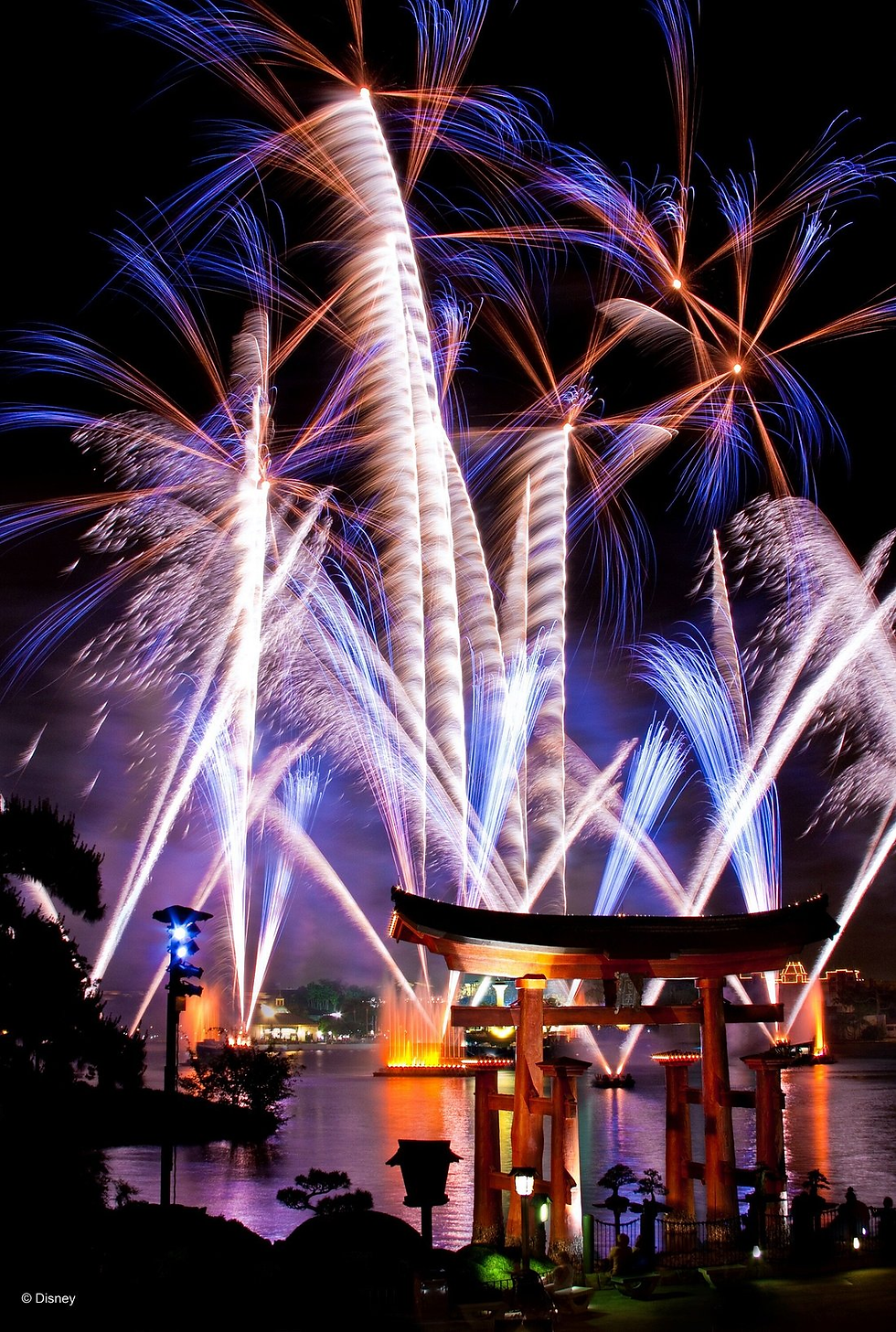 Foto del espectáculo nocturno de fuegos artificiales y luces sobre el lago en EPCOT