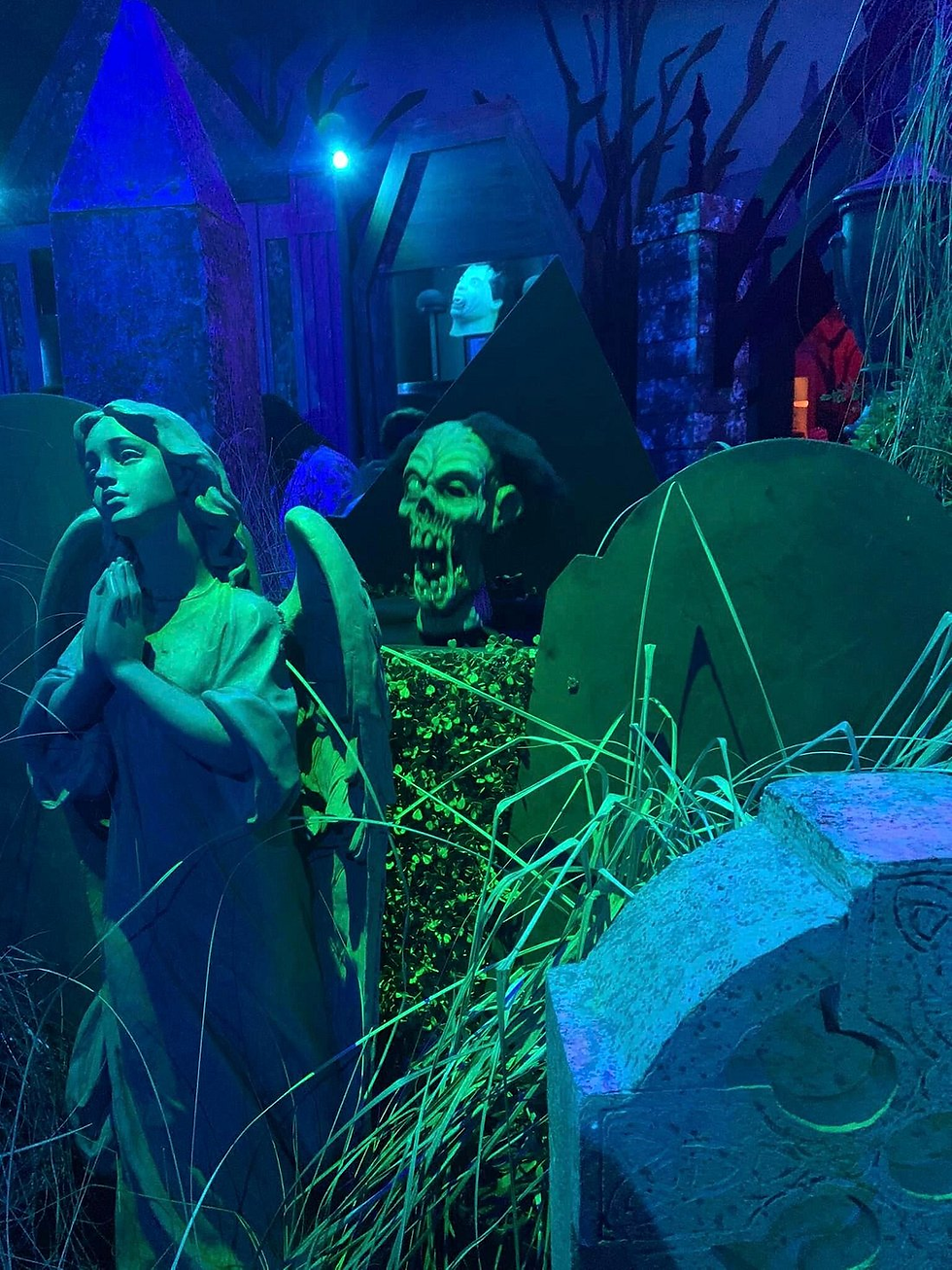 Estatua de ángel y la muerte en las Halloween Horror Nights