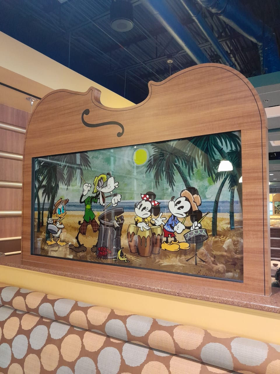Separación de madera en forma de violín con arte Disney al centro