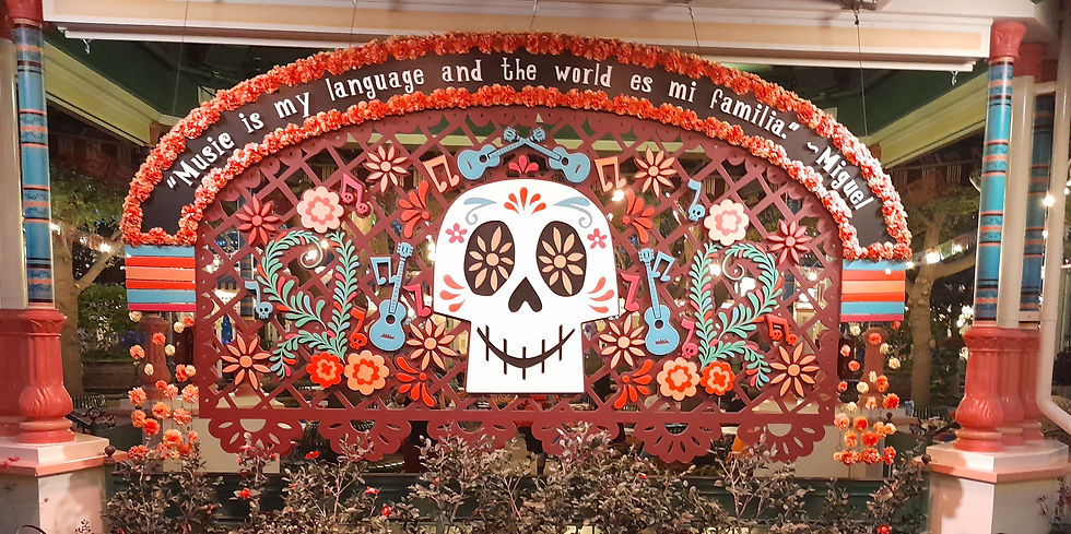 Arco de Día de Muertos en Plaza de la Familia en versión de Coco de Pixar