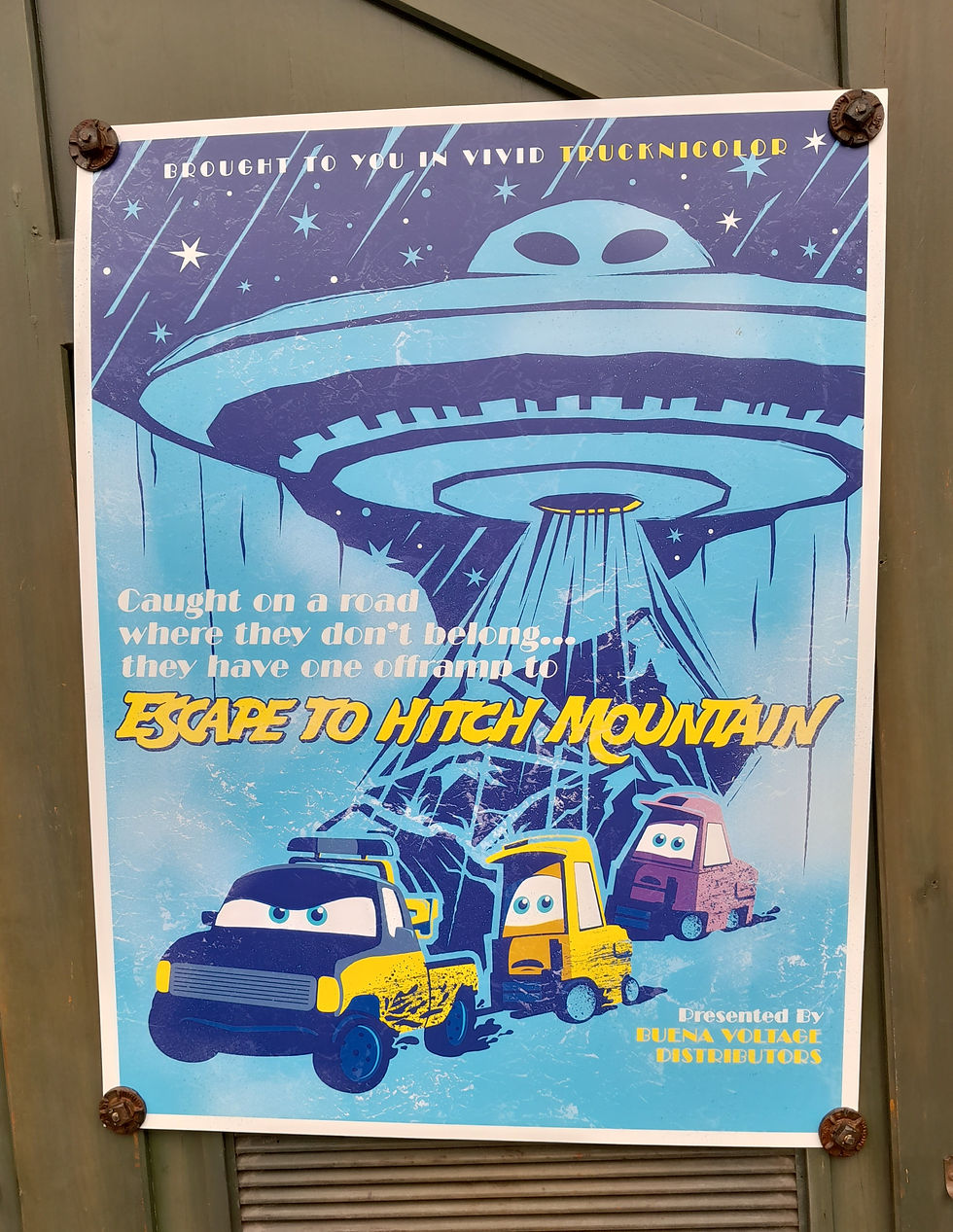 Cartel de Cars Land tematizado de Halloween