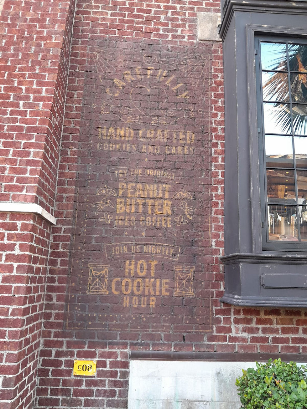 Anuncio mural de Gideon's Bakery en Disney Springs