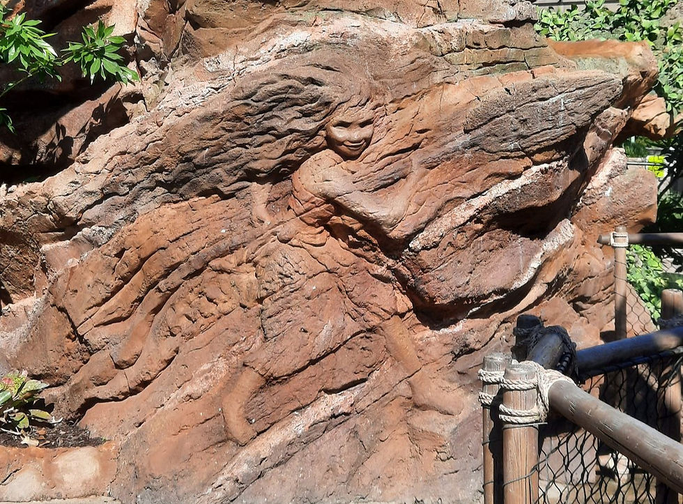 Talla en piedra de Moana en Journey of Water en EPCOT