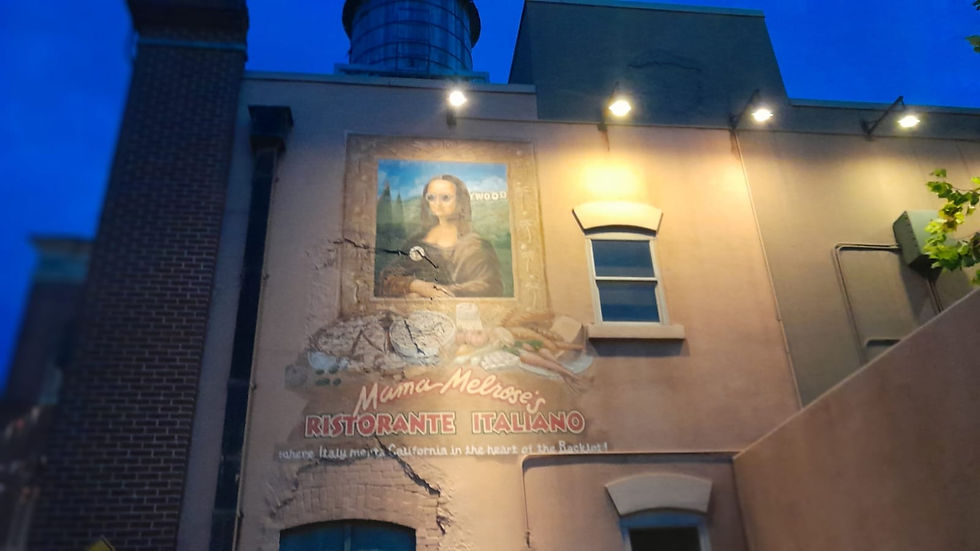 Edificio con un mural de la Mona Lisa