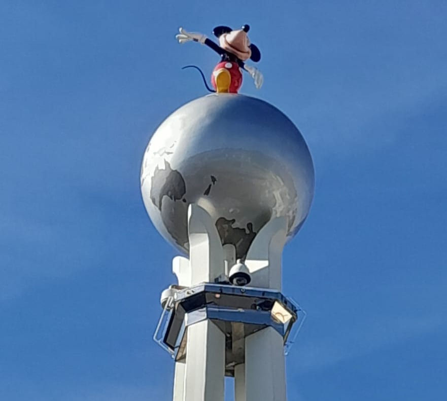 Mickey Mouse sobre el mundo en la entrada de Hollywood Studios