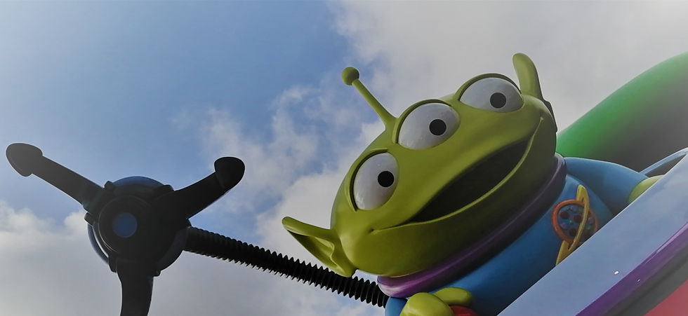 Alien verde sonriendo con tres ojos
