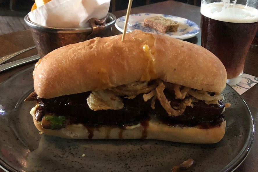 Worth The Wait Beef Sandwich de Raglan Road en Disney Springs