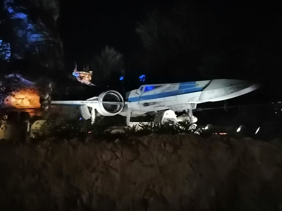 Nave espacial iluminada por la noche en Batuu en Star Wars: Galaxy's Edge