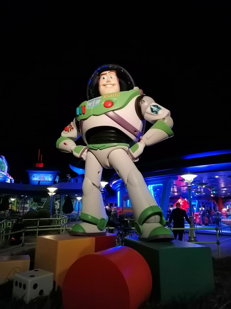 Buzz Ligthyear de noche en Disney Hollywood Studios