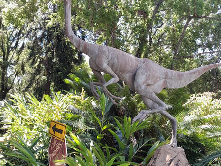 Dinosaurio en medio de la vegetación en Dinoland U.S.A. en Disney's Animal Kingdom