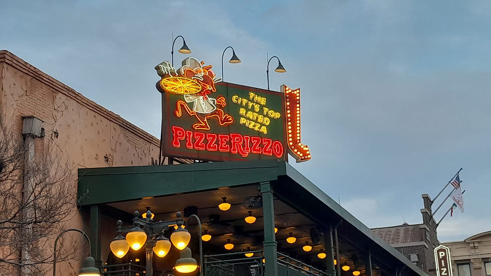 Letrero de PizzeRizzo en Grand Avenue