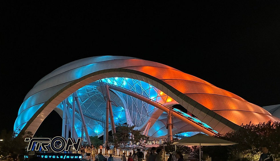 Tron Motorcycle/Run iluminada de noche en Magic Kingdom