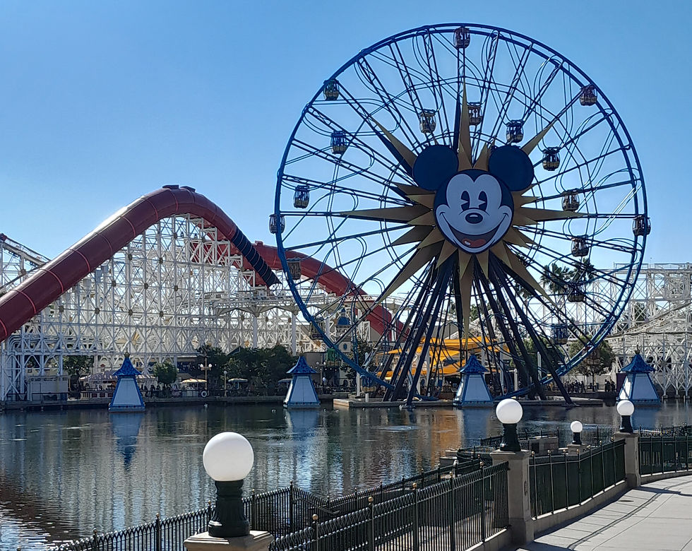 Vista panorámica de la bellísima Pixar Pal-A-Round y The Incredicoaster en Disney California Adventure Park