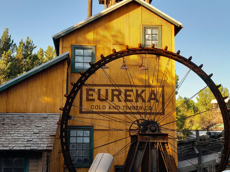 Edificion amarillo de Eureka Gold and Timber, Co en Disneyland
