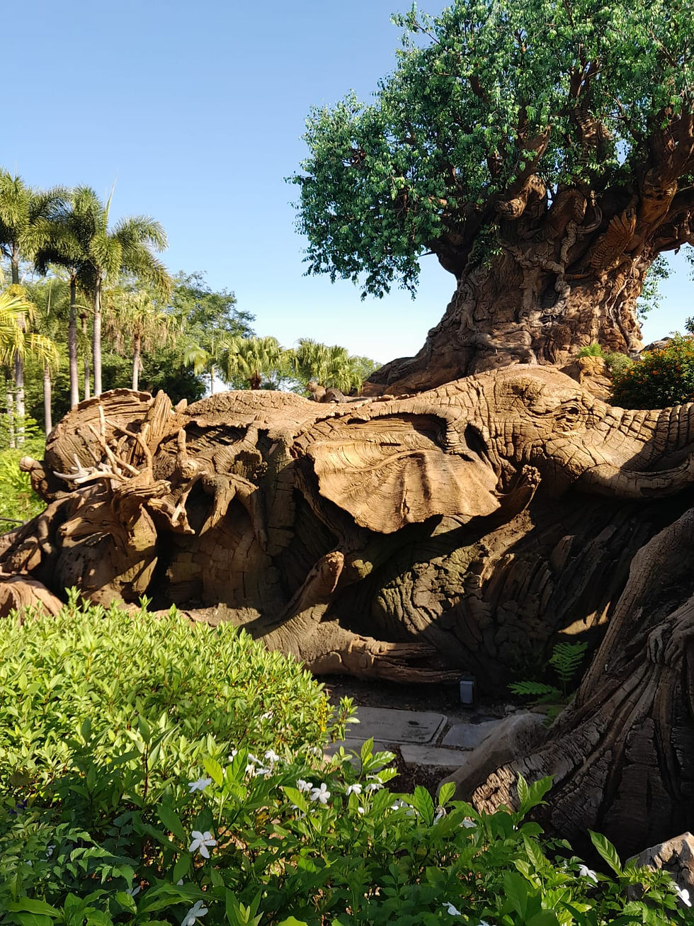 Elefante y reno tallados en las raíces del Árbol de la Vida en Disney's Animal Kingdom