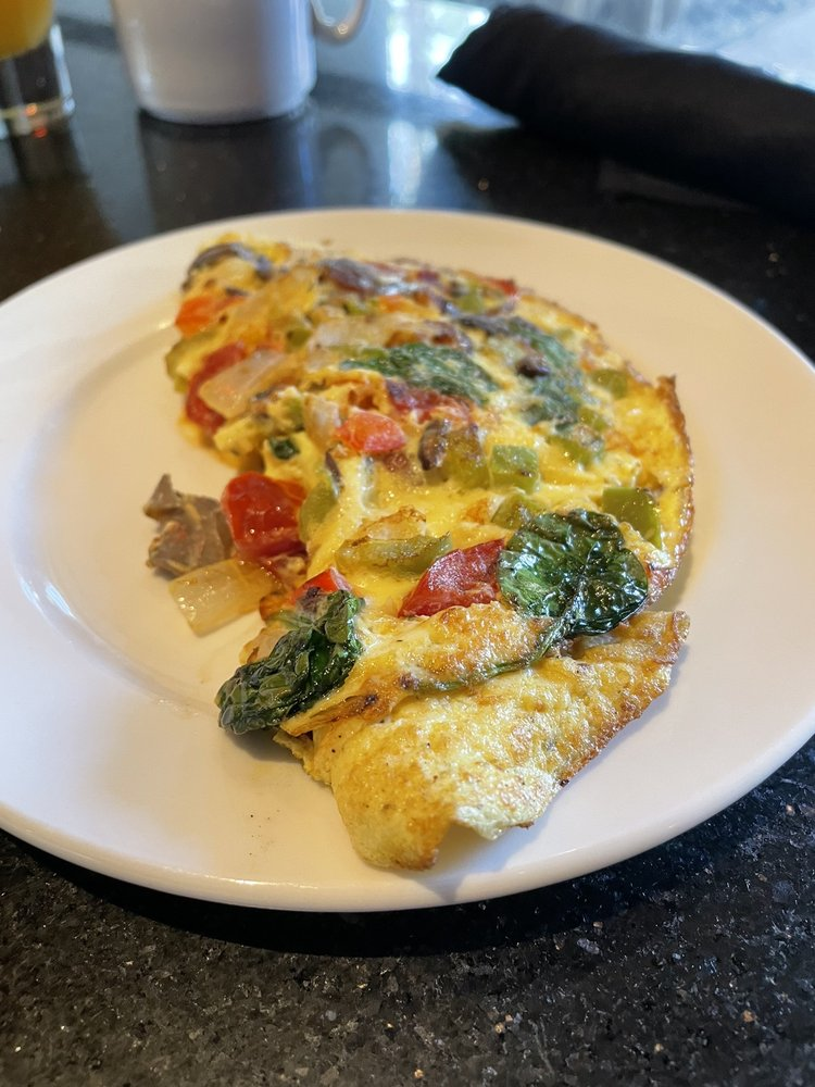 Omelete con vegetales y queso suizo