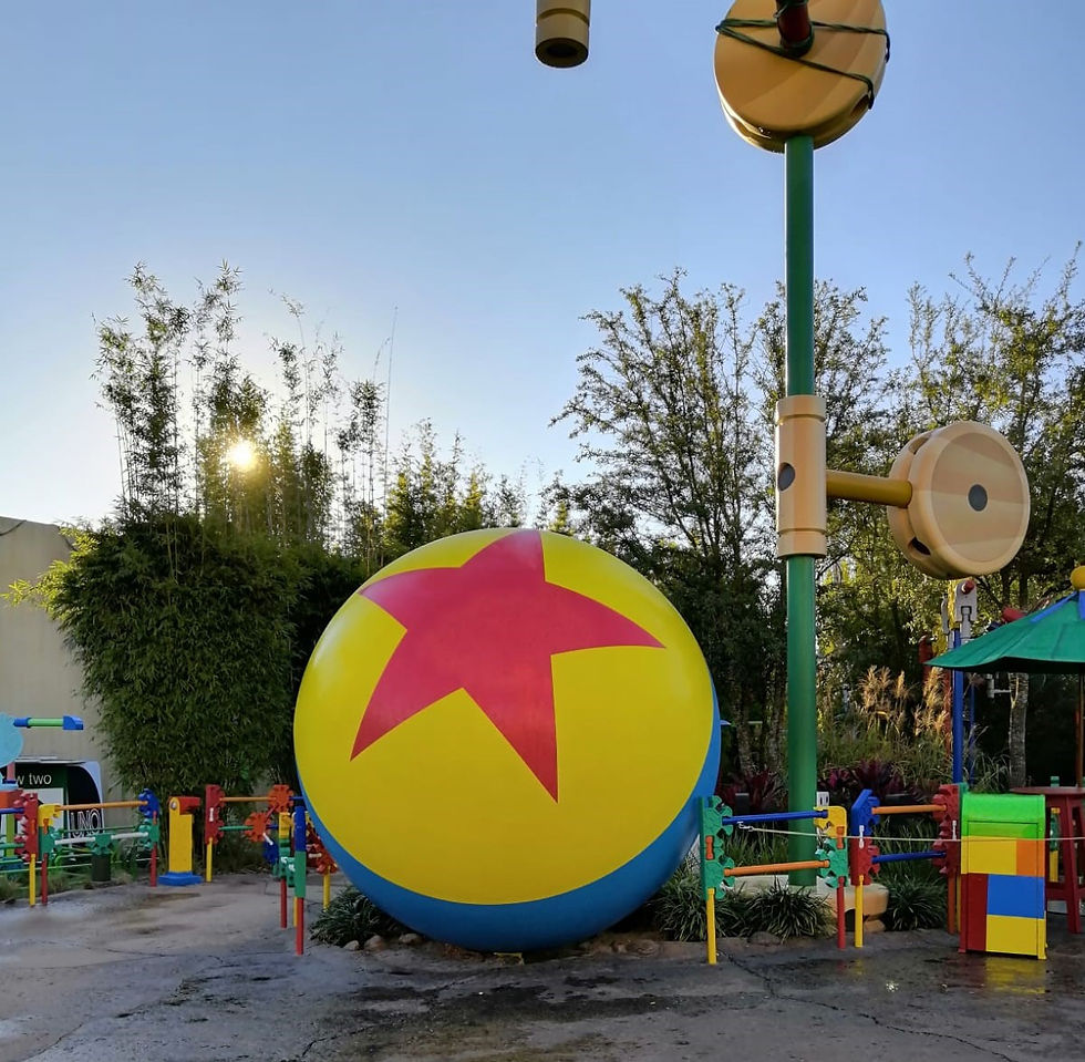 Pelota gigante de Pixar en Toy Story Land