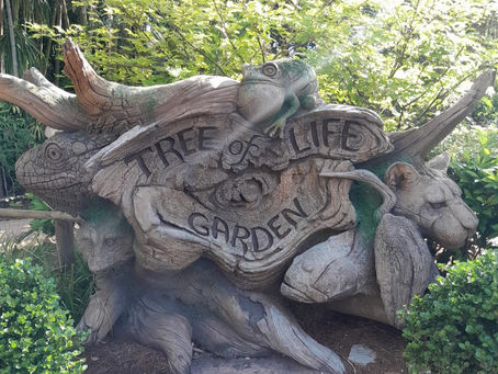 Letrero tallado en madera de Tree of Life Garden