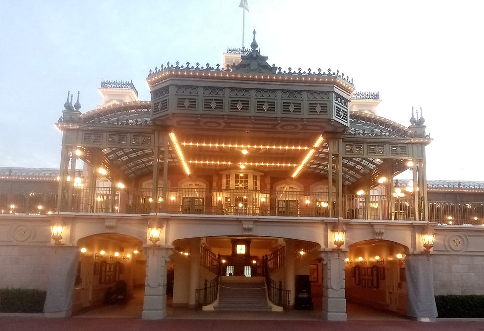 Estación del tren en Magic Kingdom iluminada de noche
