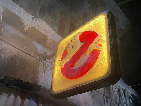 Cartel iluminado del logo icónico de Ghostbusters
