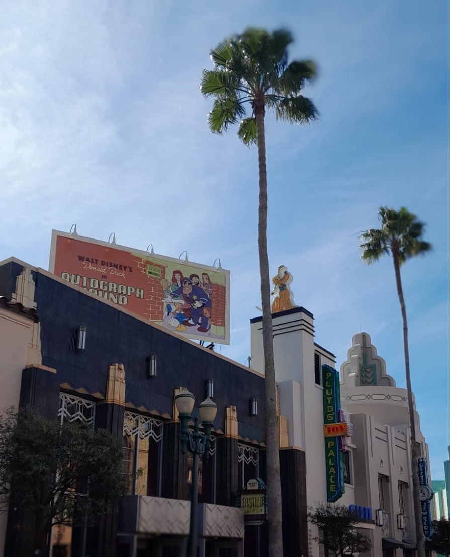 Fachadas y palmeras de Hollywood Boulevard