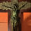 Miniature : Grand crucifix ancien en bois et laiton repoussé – Christ mural décoratif