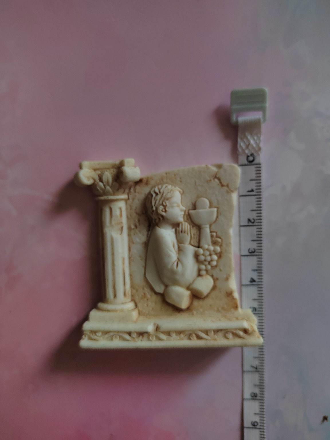 Miniature religieuse italienne enfant en prière en résine