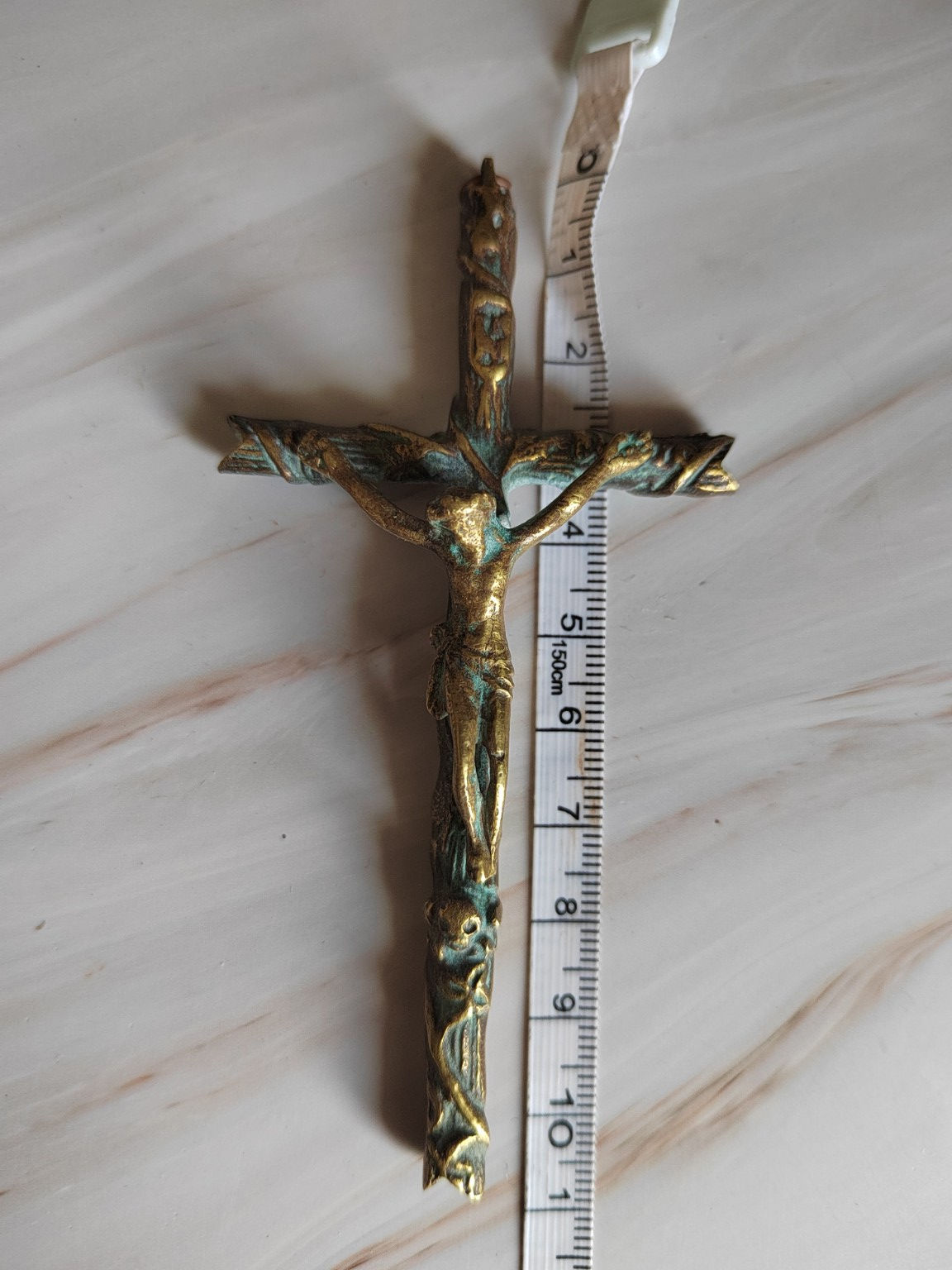 Croix murale ancienne avec Christ crucifié – Finition bronze doré patiné