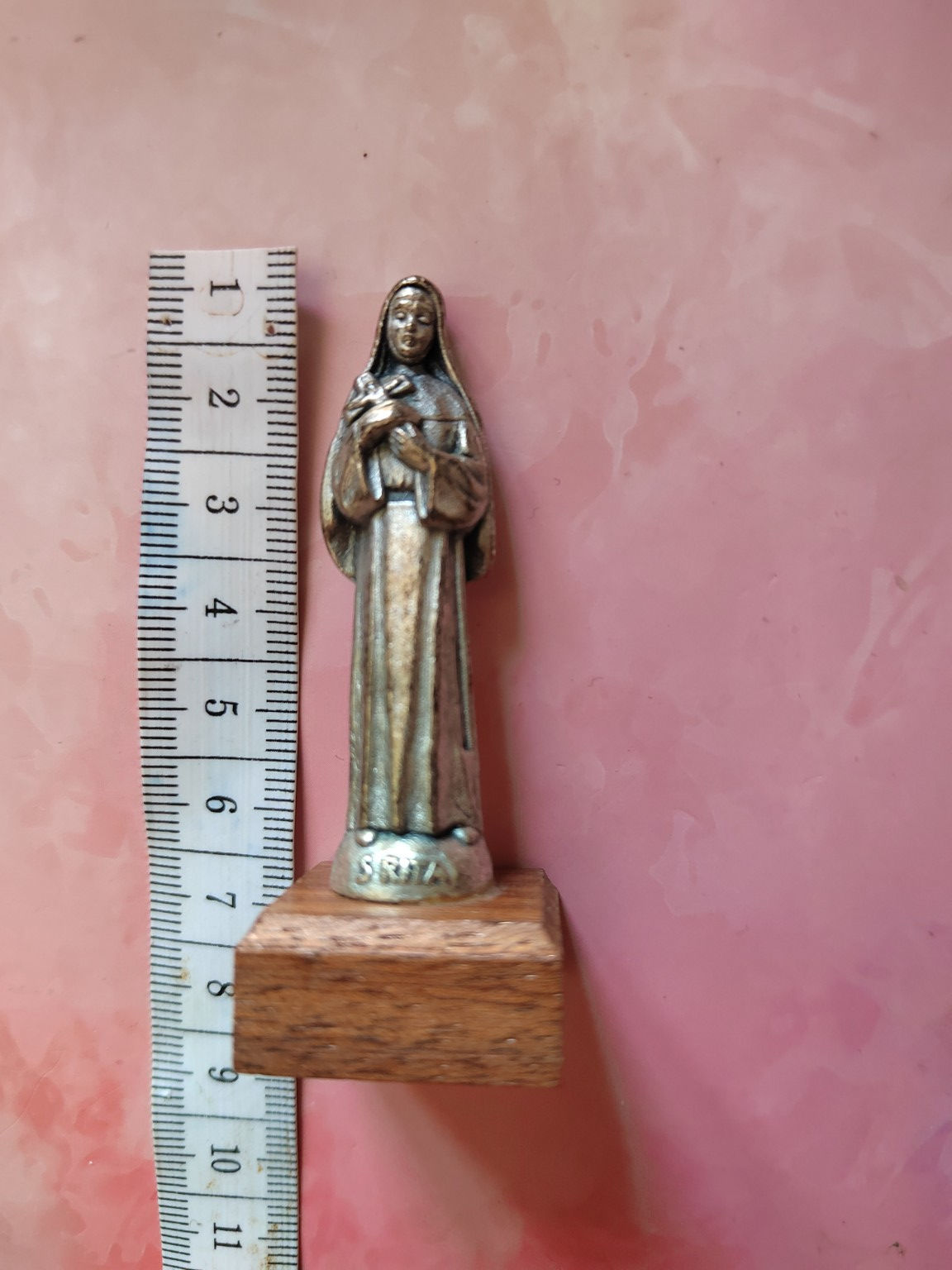 Statuette religieuse Sainte Rita en métal sur socle en bois