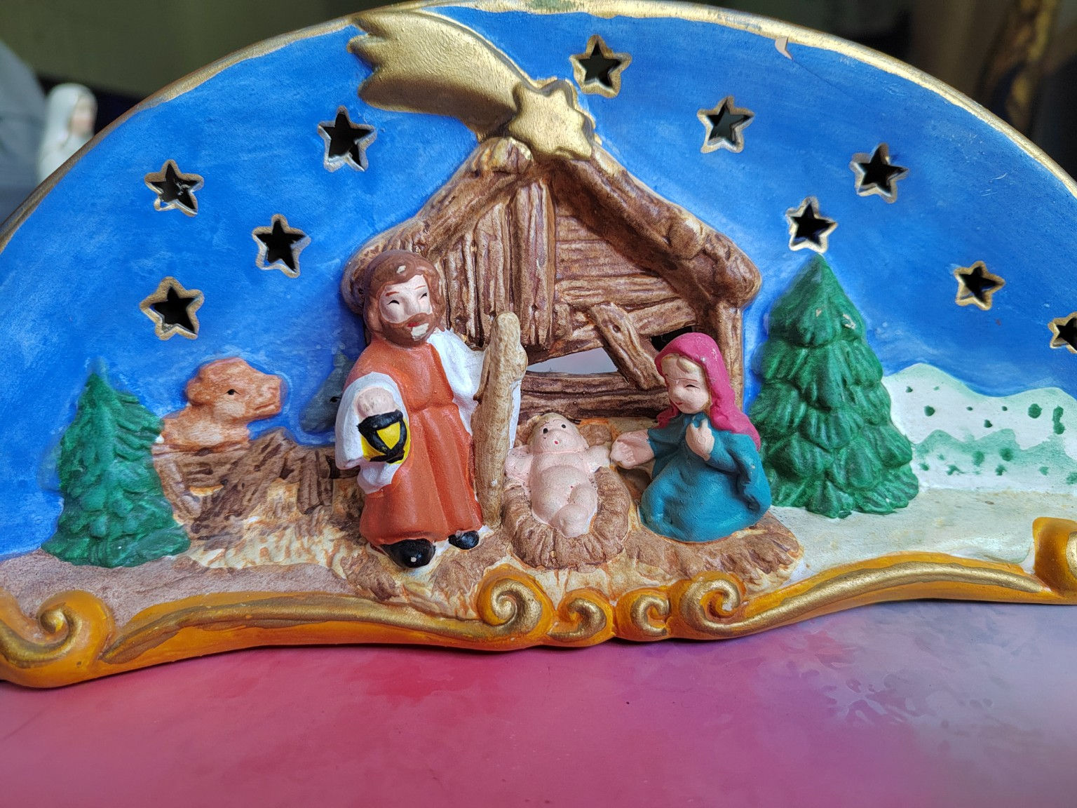 Crèche de Noël vintage en céramique – Décor Nativité lumineux ajouré étoiles