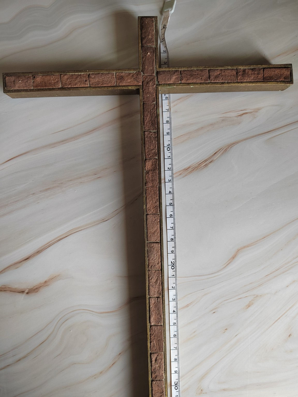 Grande croix murale décorative imitation pierre – 56 cm – Décoration chrétienne