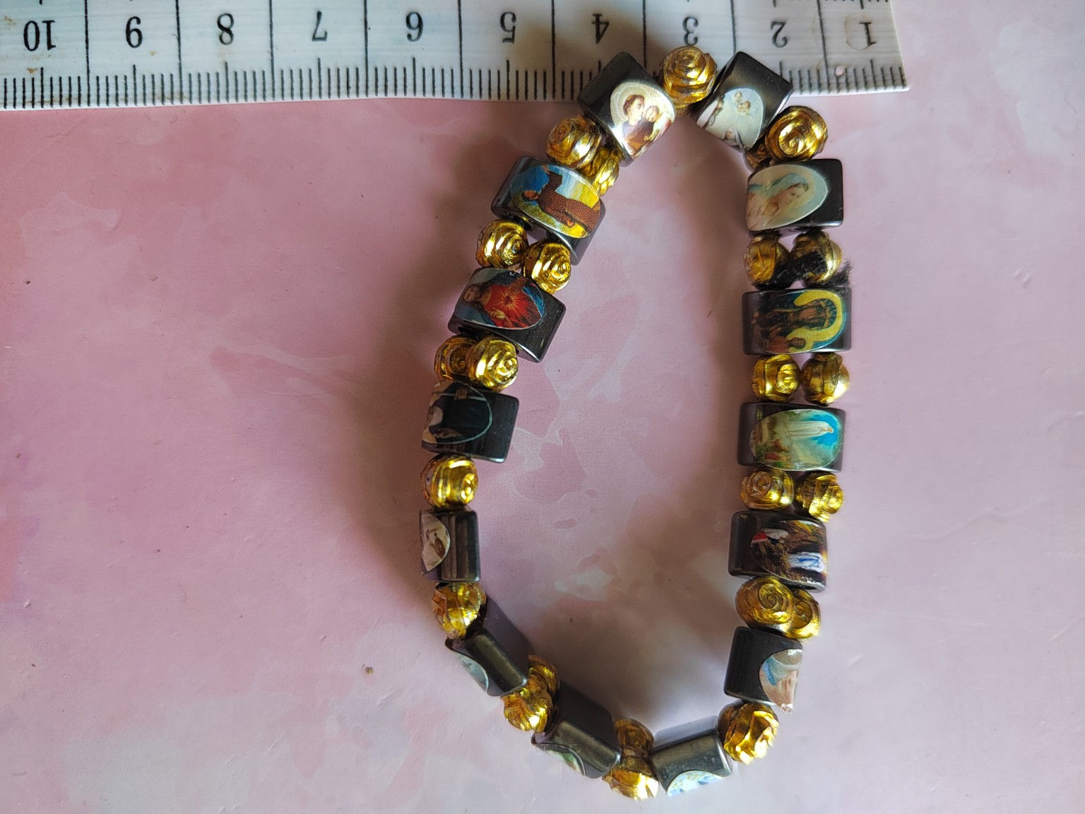 Bracelet religieux vintage à perles illustrées et perles dorées – Saints et moti