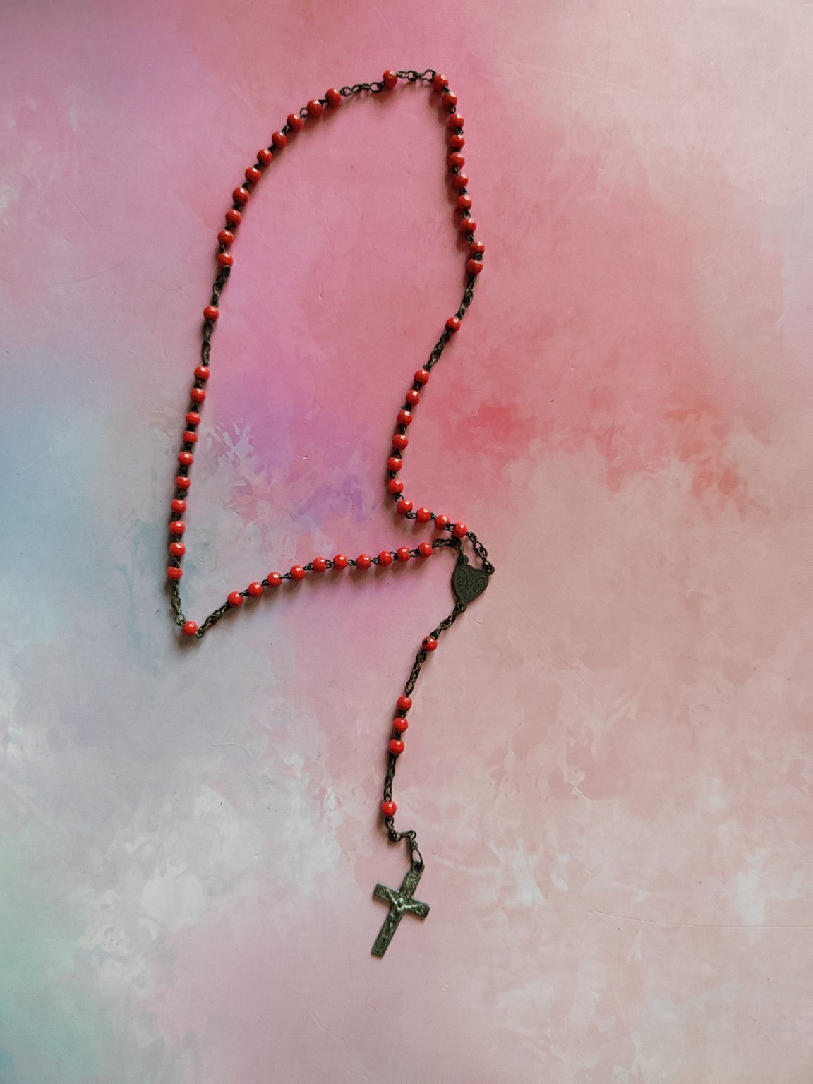 Chapelet ancien en perles rouges – Croix en métal – Objet religieux catholique