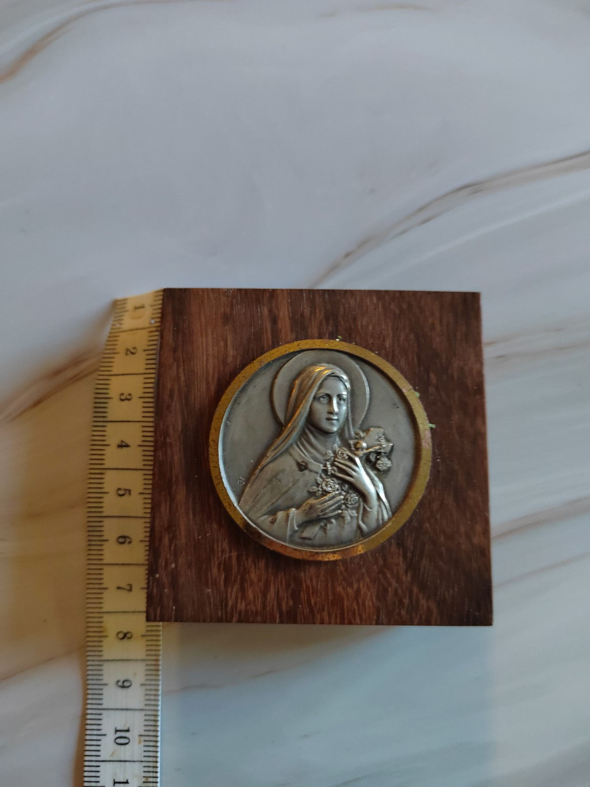 Plaque religieuse ancienne Sainte Thérèse de Lisieux – Médaillon métal sur bois