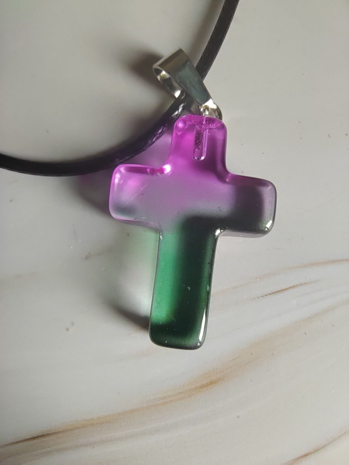 Collier chrétien avec croix en verre bicolore rose et verte – Pendentif religieu