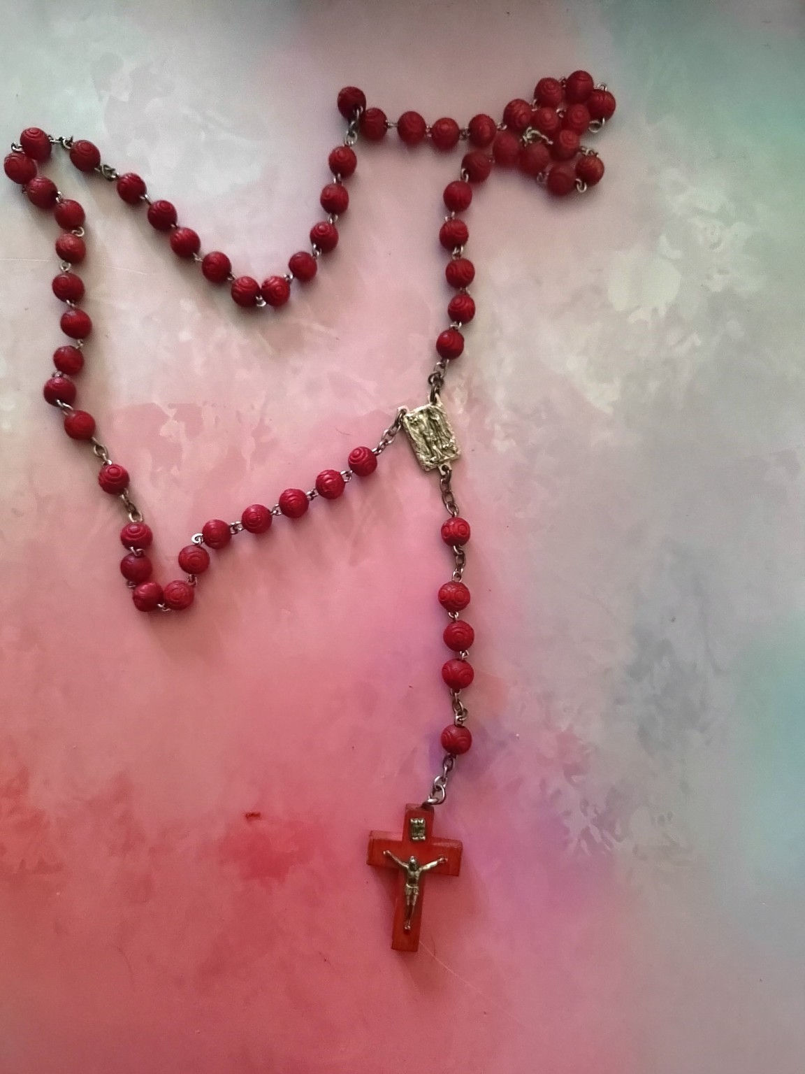 Chapelet catholique rouge ancien avec crucifix rouge et Vierge Marie