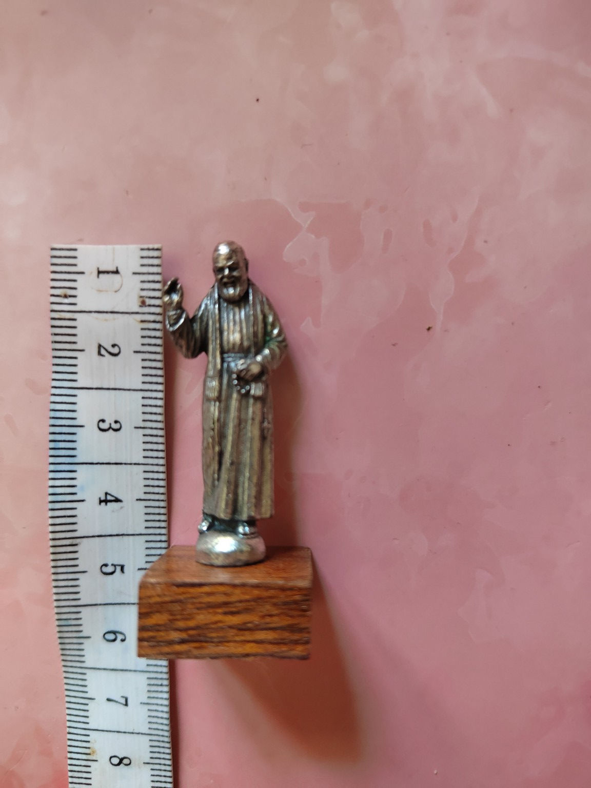 Mini statuette Padre Pio en métal sur socle bois