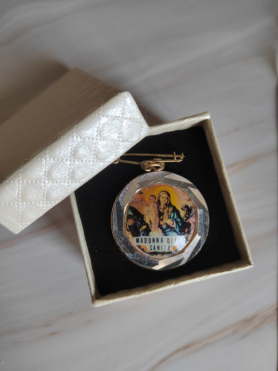 Broche religieuse ancienne « Madonna della Sanità » avec boîte