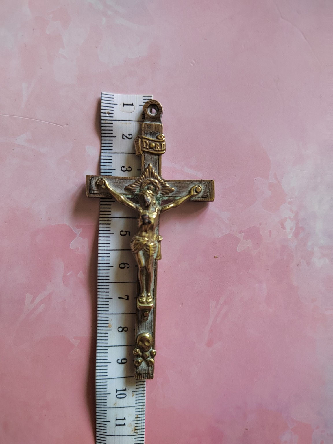 Crucifix ancien catholique bicolore avec Christ en relief – Croix religieuse