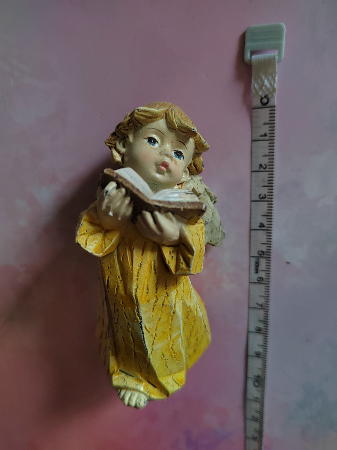 Figurine Ange lecteur imitation bois en résine décorative 8 cm